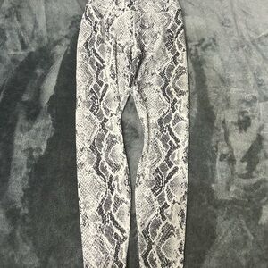 ALO Yoga- XS- VGuC- vapor fabrication- Snakeskin Print Leggings